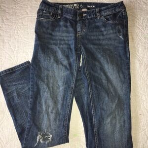 Skinny Jeans w/ ripped knee